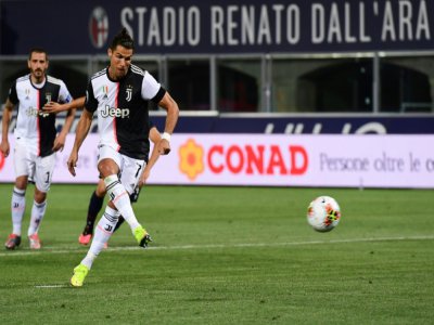 L'attaquant de la Juventus Cristiano Ronaldo transforme un penalty sur le terrain de Bologne, le 22 juin 2020 - Miguel MEDINA [AFP]