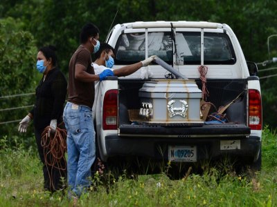 Des proches font leurs adieux à une victime du coronavirus dans un cimetière au nord de Tegucigalpa, au Honduras, le 21 juin 2020 - ORLANDO SIERRA [AFP]