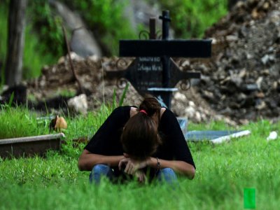 Une femme pleure la mort d'un proche, emporté par le Covid-19, le 17 juin 2020 dans un cimetière au nord de Tegucigalpa, au Honduras - ORLANDO SIERRA [AFP]