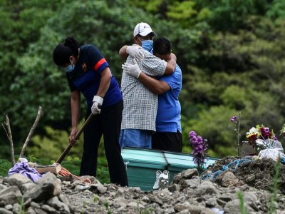 Enterrement d'une victime du Covid-19 dans un cimetière au nord de Tegucigalpa, le 17 juin 2020 - ORLANDO SIERRA [AFP]