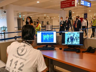 Une caméra thermique contrôle la température des passagers débarquant à l'aéroport d'Antalya, dans le sud de la Turquie, le 19 juin 2020 - Ozan KOSE [AFP]