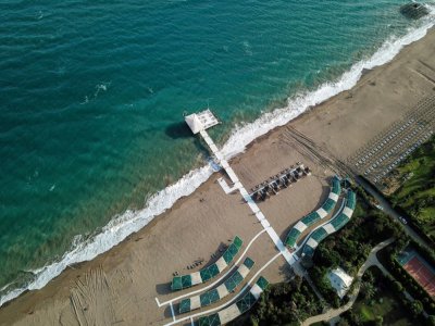 Une plage déserte à Antalya, en Turquie, le 20 juin 2020 - Ozan KOSE [AFP]