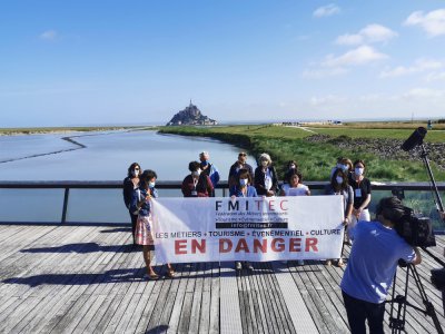 Les "Invisibles du tourisme, de l'événementiel et de la culture" ont manifesté le lundi 22 juin au Mont Saint-Michel. - Inès Sauvaget