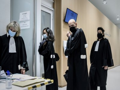 Me Jean-Christophe Coubris (C), avocat de 1.650 plaignants, ajuste son masque à son arrivée avec d'autres avocats au palais de justice de Paris le 9 juin 2020 - Philippe LOPEZ [AFP]