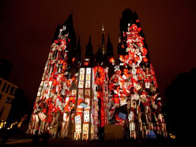 A la nuit tombée, pendant la période estivale, la dentelle de pierre de Notre-Dame à Rouen vibrera de couleurs et de lumières ! - COSMO AV