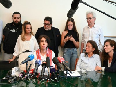 Doria Chouviat (centre), veuve de Cédric Chouviat, lors d'un point de presse à Paris le 23 juin 2020, avec les avocats de la famille Chouviat - BERTRAND GUAY [AFP]