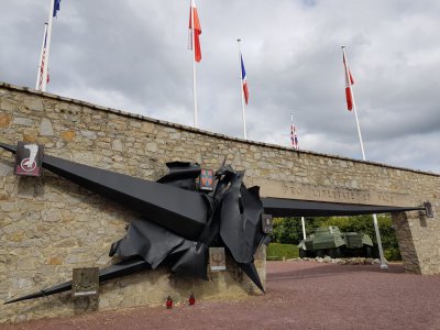 Le musée du Mémorial de Montormel, site de la fin de la Bataille de Normandie, propose des balades sur le champ de bataille, chaque jeudi.