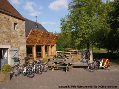 A la Maison du parc, les cyclotouristes peuvent déposer leur vélo, le temps de découvrir le château de Carrouges. - Maison du parc Normandie Maine - Orne Tourisme