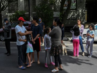 Des gens attendent dans la rue à Mexico après un séisme, le 23 juin 2020 - RODRIGO ARANGUA [AFP]