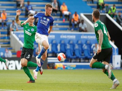 L'attaquant de Leicester, Jamie Vardy (c), aux prises avec les défenseurs de Brighton, Lewis Dunk (g) et Shane Duffy (d), lors du match de Premier League à domicile, le 23 juuin 2020 - ANDREW BOYERS [POOL/AFP]