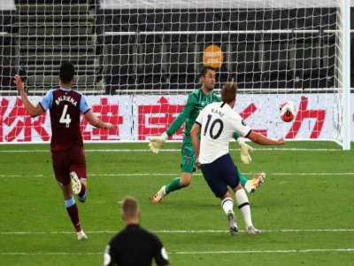 L'attaquant de Tottenham, Harry Kane (d), marque le second but de son équipe face à West Ham lors du match de Premier League, à Londres, le 23 juin 2020 - Julian Finney [POOL/AFP]