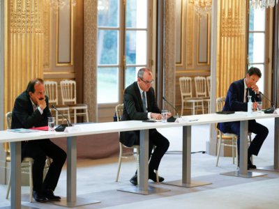 Le secrétaire général de la CGT Philippe Martinez (g), le secrétaire général de la CFDT Laurent Berger et le président du Medef, Geoffroy Roux de Bezieux lors d'une réunion à l'Elysée, le 4 juin 2020 à Paris - Yoan VALAT [POOL/AFP/Archives]
