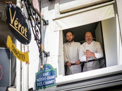 Nicolas et Gilles Vérot dans leur boutique de charcuterie à Paris, le 3 juin 2020 - Martin BUREAU [AFP]