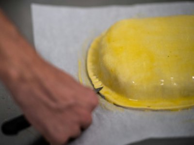 Nicolas Vérot prépare un pâté en croûte dans les atelier de la maison Vérot à Ivry, le 3 juin 2020 - Martin BUREAU [AFP]