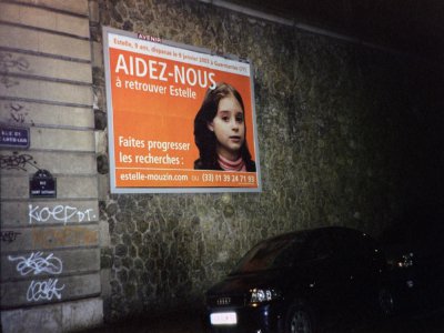 Une affiche avec la photo d'Estelle Mouzin, disparue en janvier 2003, à Paris le 15 mars 2003 - CBA [AFP/Archives]