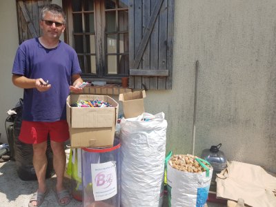 A Octeville-sur-Mer, Franck Taulin collecte les stylos, les brosses à dents, les bouchons en liège, puis les entrepose dans son jardin, avant de les faire recycler.