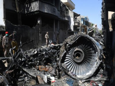 Les débris de l'A320 de la compagnie pakistanaise après le crash à Karachi, le 24 mai 2020 - Asif HASSAN [AFP/Archives]