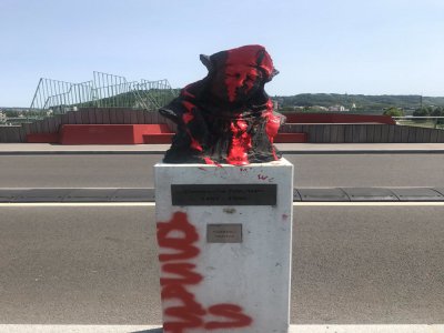 De la peinture rouge a été projetée sur le buste de Christophe Colomb qui est installé sur le pont Boieldieu à Rouen.