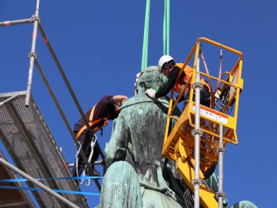 ... Les ouvriers s'attaqueront finalement à cette tâche, une fois la statue déposée.