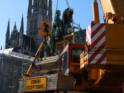 Malgré les efforts des ouvriers, impossible de faire bouger la statue de Napoléon de son socle devant l'hôtel de ville de Rouen ce mercredi 24 juin.