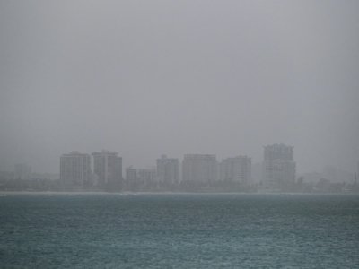 Un vent de sable du désert du Sahara enveloppe la ville de San Juan, à Porto Rico, le 22 juin 2020 - Ricardo ARDUENGO [AFP]