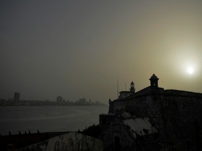 Un vent de sable du désert du Sahara enveloppe La Havane, le 24 juin 2020 à Cuba - YAMIL LAGE [AFP]