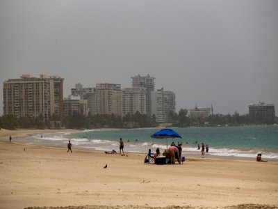 Un vent de sable du désert du Sahara enveloppe la ville de San Juan, à Porto Rico, le 22 juin 2020 - Ricardo ARDUENGO [AFP]