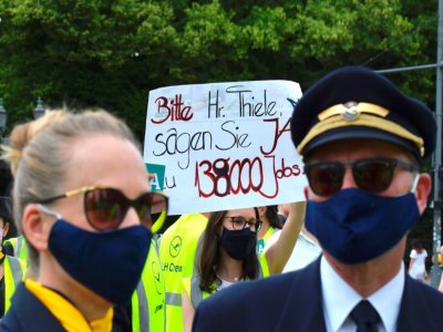Des personnels de la compagnie aérienne allemande Lufthansa manifestent à Berlin, le 24 juin 2020 - Tobias SCHWARZ [AFP]