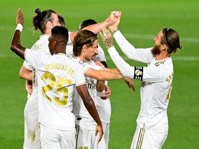 Le défenseur du Real Madrid, Sergio Ramos (d), félicité par ses coéquipiers après son but face à Majorque lors du match de Liga à Valdebebas, le 24 juin 2020 - JAVIER SORIANO [AFP]