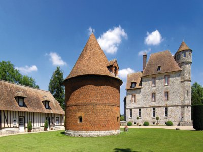 Le centre d'art du château de Vascœuil accueille une exposition estivale. - Château de Vascoeuil