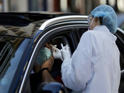 Une biologiste effectue un prélèvement pour un test du coronavirus dans un drive à Neuilly-sur-Seine, le 22 avil 2020 près de Paris - THOMAS COEX [AFP/Archives]