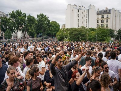 Des personnes sans masques et sans respect des distances physiques pendant la Fête de la musique près du Canal Saint-Martin, le 21 juin 2020 à Paris - ABDULMONAM EASSA [AFP/Archives]