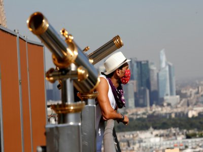 Un touriste à la Tour Eiffel le 25 juin 2020 - Thomas SAMSON [AFP]