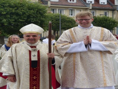 Mgr Dominique Lebrun et Vincent de Labarthe (à droite), lors de l'ordination diaconale de juillet 2019.