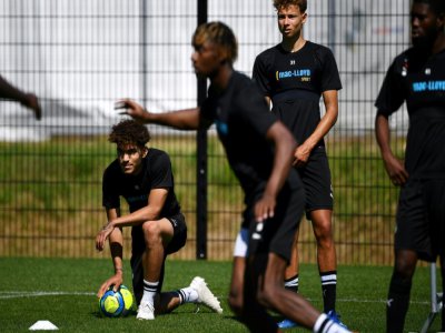 Le défenseur d'Amiens Valentin Gendrey (g) et certains de ses coéquipiers prennent part à la reprise de l'entraînement sur un terrain situé près du Stade de la Licorne, à Amiens le 25 juin 2020. - FRANCK FIFE [AFP]