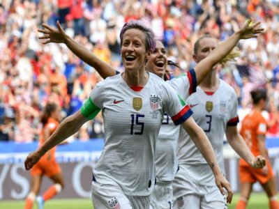 L'Américaine Megan Rapinoe vient de transformer un penaly en finale de la Coupe du monde contre les Pays-Bas, le 7 juillet 2019 à Lyon - Philippe DESMAZES [AFP/Archives]