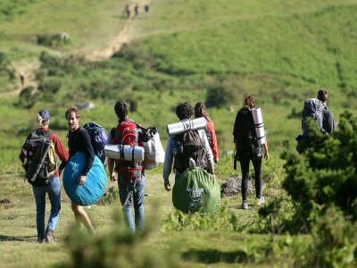 Des randonneurs descendent le pic du Mondarrain près d'Itxassou, le 21 mai 2020 dans les Pyrénées-Atlantiques - GAIZKA IROZ [AFP/Archives]