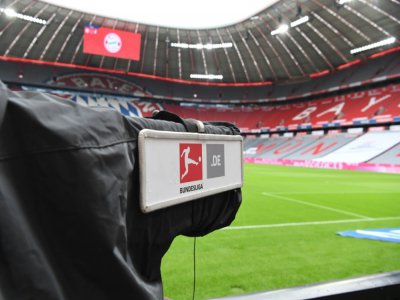 Une caméra avant un match du Championnat d'Allemagne devant les tribunes vides de l'Allianz Arena le 20 juin 2020 à Munich - Sven Hoppe [POOL/AFP/Archives]