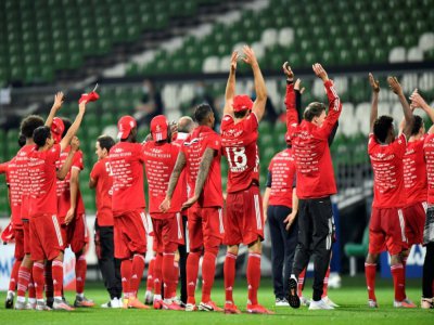 Les joueurs du Bayern Munich après leur victoire face au Werder Brême, synonyme de titre de champion d'Allemagne le 16 juin 2020 à Brême - Martin MEISSNER [POOL/AFP/Archives]