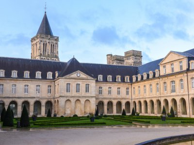 L'Abbaye-aux-Dames, monument chargé d'Histoire à Caen, se visite grâce à des formats innovants tels que des visites-enquêtes ou des visites théâtralisées. - Eric Biernacki