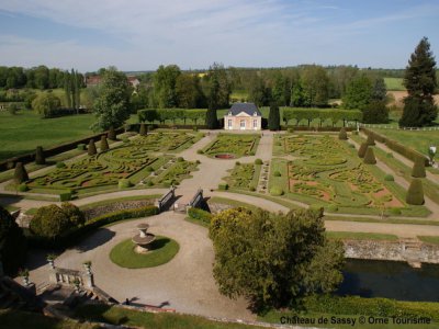 Le jardin du Château de Sassy à la française est orné de broderies de buis et d'ifs taillés. Un plaisir pour les yeux ! - Orne Tourisme