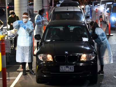 Tests au coronavirus pratiqués dans le parking d'un supermaché à Melbourne le 26 juin 2020 - William WEST [AFP]