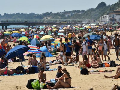 Une plage bondée, le 25 juin 2020 à Bournemouth dans le sud de l'Angleterre - Glyn KIRK [AFP]