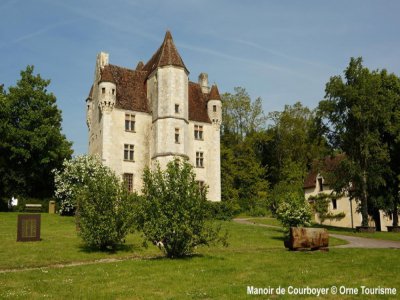 Le manoir de Courboyer dans le Perche fait partie des sites à découvrir lors de l'étape perchoise de la Véloscénie. - Orne Tourisme