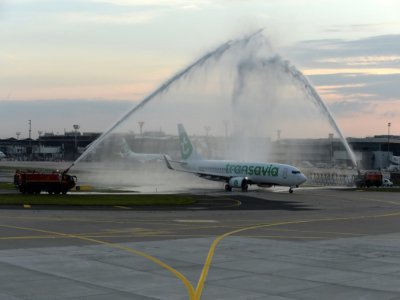 Des pompiers arrosent un Boeing 737-800 de Transavia pour célébrer la réouverture de l'aéroport dOrly, le 26 juin 2020 - ERIC PIERMONT [AFP]