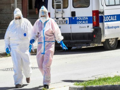 Opération dans un "cluster" de coronavirus détecté chez des travailleurs agricoles étrangers, qui a créé des tensions à Mondragone dans le sud de l'Italie le 26 juin 2020 - Ciro FUSCO [ANSA/AFP]