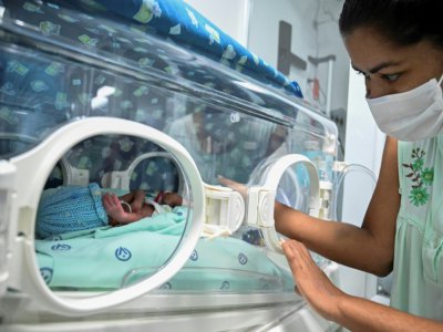 Diana Angola, atteinte par le coronavirus, et son fils Jefferson dans une couveuse à la clinique de Versalles, le 23 juin 2020 à Cali, en Colombie - Luis ROBAYO [AFP]