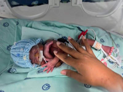Diana Angola, atteinte par le coronavirus, caresse son fils Jefferson placé en couveuse à la clinique de Versalles, le 23 juin 2020 à Cali, en Colombie - Luis ROBAYO [AFP]