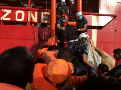 Une partie des 67 migrants secourus par le bateau Ocean Viking de l'ONG "SOS Méditerranée le 25 juin 2020 - Shahzad ABDUL [AFP]