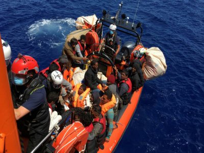 Des migrants secourus en mer par les membres de l'équipage de l'Ocean Viking, le 25 juin 2020 au large de l'île de Lampedusa - Shahzad ABDUL [AFP]